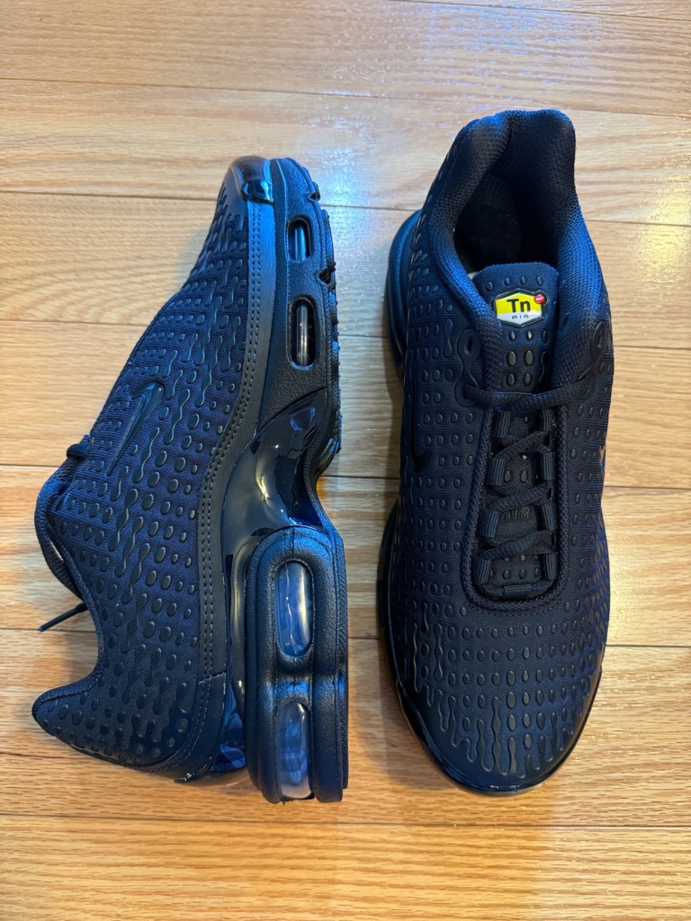 Nike Men's Black Air Max Plus TN Sneakers - Picture 6 of 10